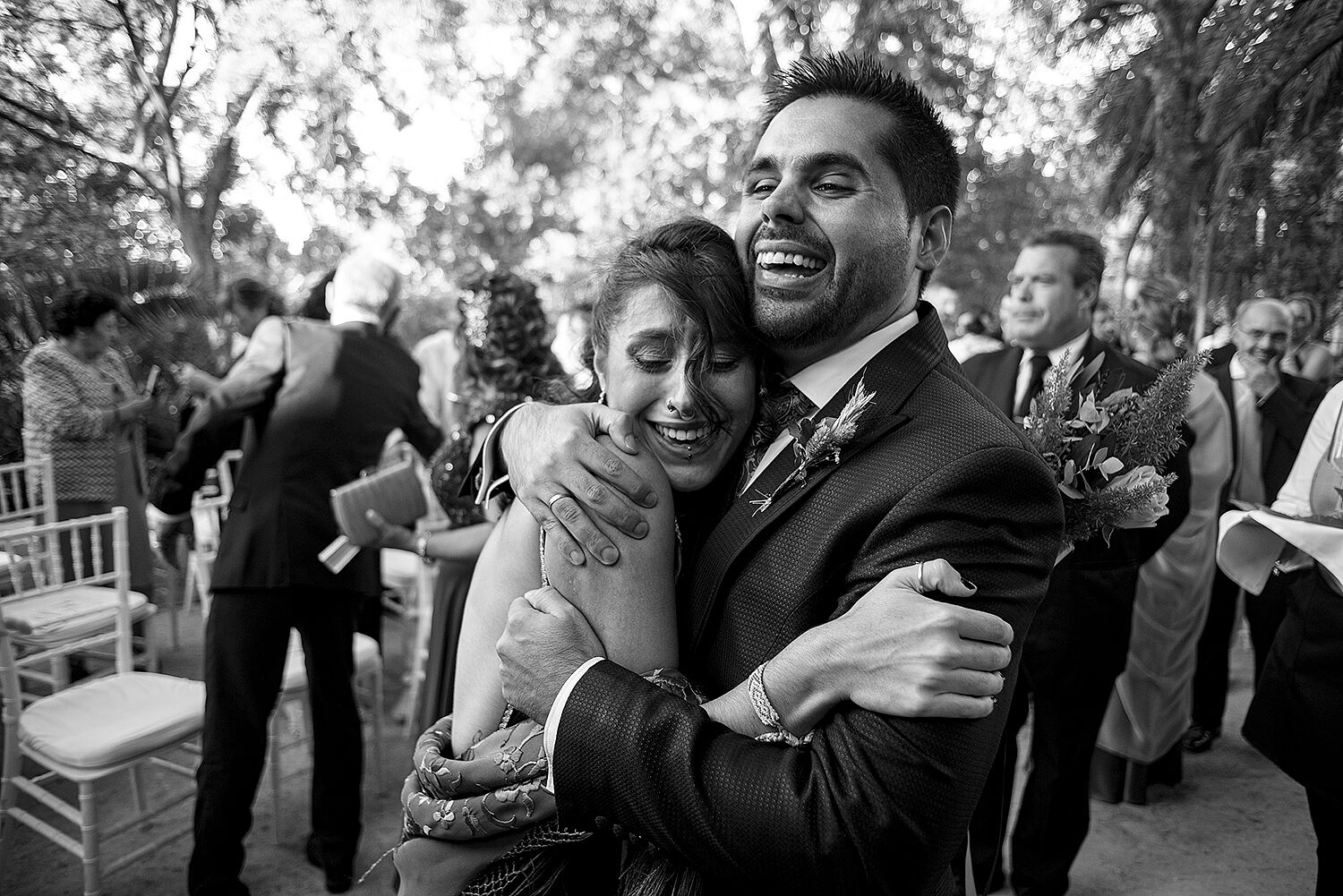 Fraco fotografía - momento-emotivo-dacumental-ceremonia-civil-finca-el-romeral-antequera-hermanos-abrazados-ts20260728195133341512.jpg