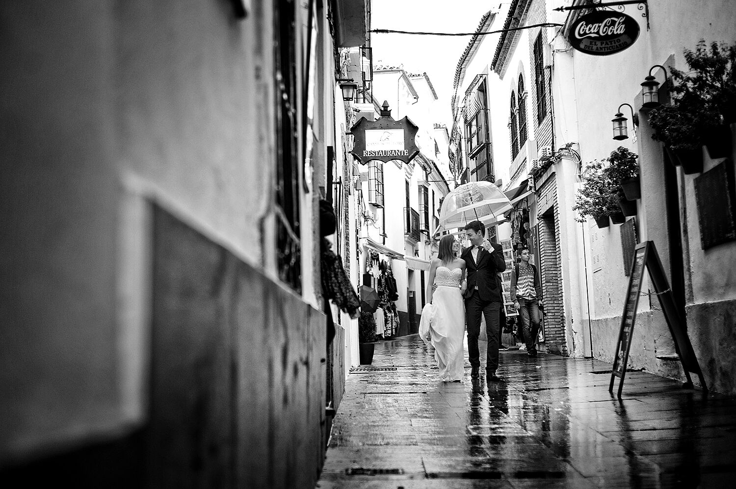 Fraco fotografía - novios-recien-casados-fotos-juderia-cordoba-paseo-bajo-lluvia-ts20260728200052514739.jpg