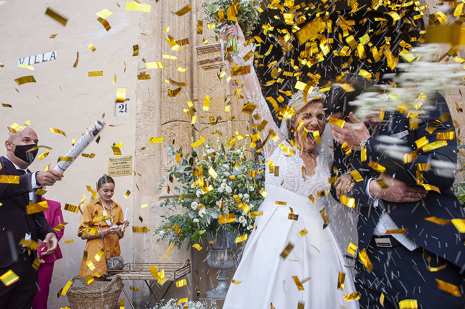 Fraco fotografía - salida-novia-boda-iglesia-san-nicolas-de-la-villa-lanzamiento-arroz-ts20260728195937507982.jpg