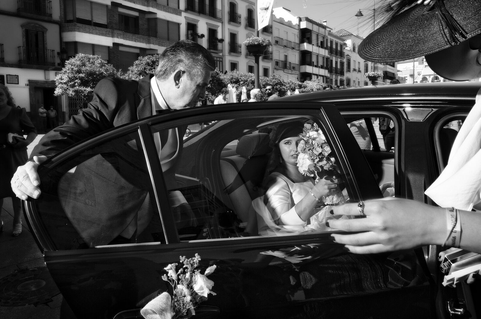 Fraco fotografía - la-llegada-en-coche-para-boda-de-lujo-en-cordoba-la-novia-mientras-baja-del-coche-ts20250922114025200244.jpg