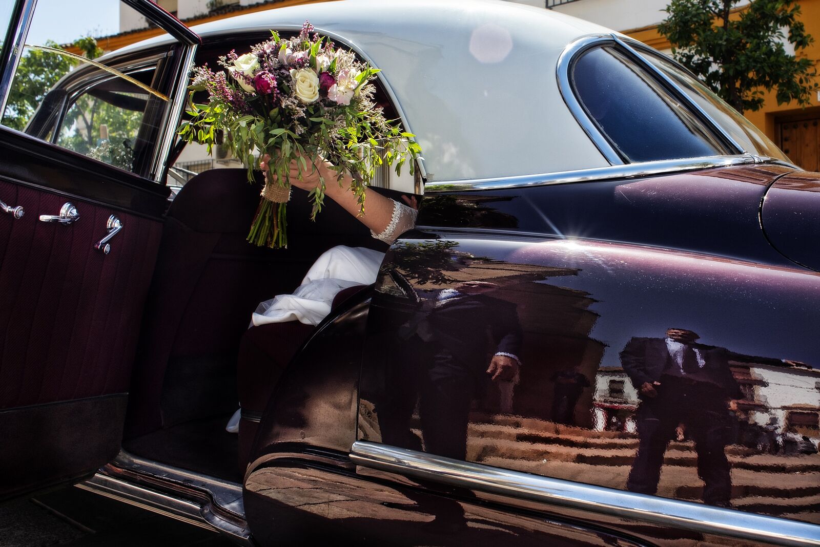 Fraco fotografía - la-mano-de-una-novia-sostiene-el-ramo-mientras-baja-de-un-coche-clasico-ts20250922113932806646.jpg