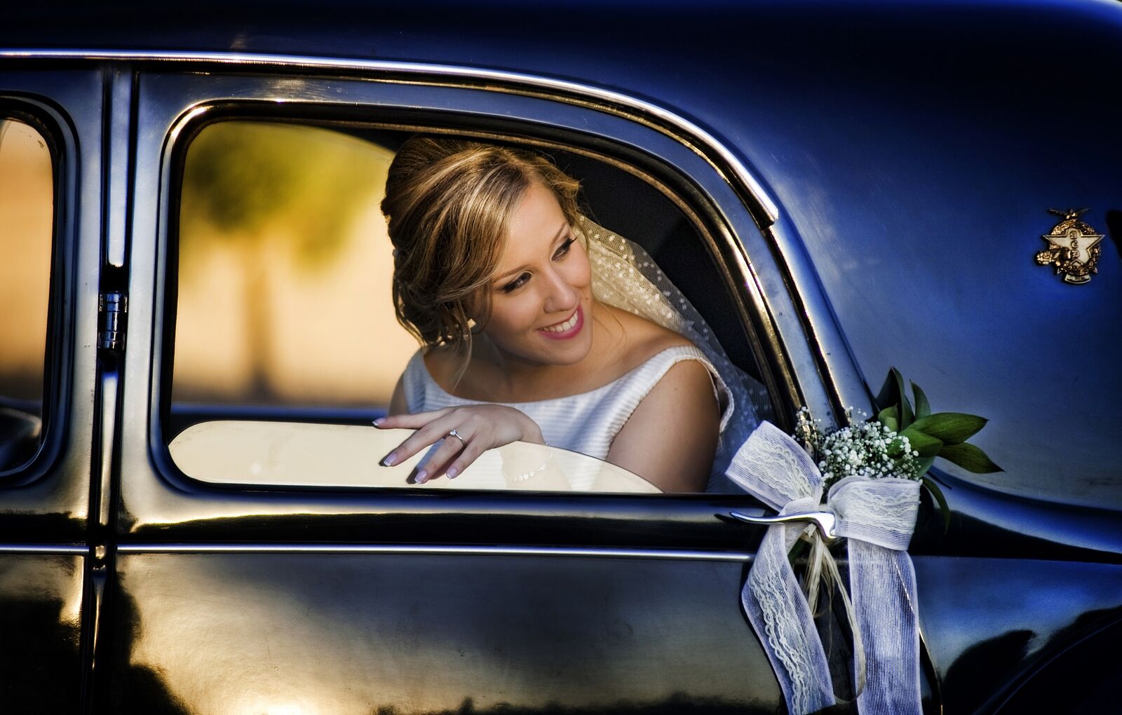 Fraco fotografía - la-novia-sonria-atraves-de-la-ventanilla-de-un-coche-clasico-ts20250922114046188647.jpg