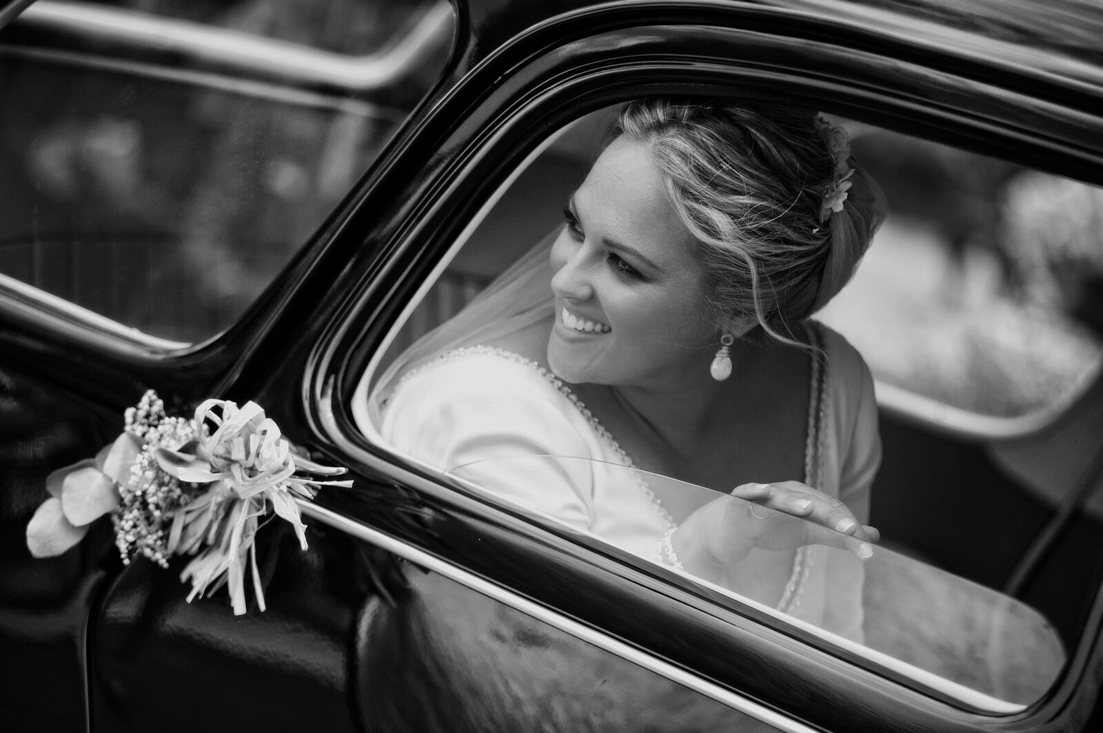Fraco fotografía - la-novia-sonrie-feliz-al-llegar-a-la-puerta-de-la-iglesia-en-un-coche-clasico-ts20250922114004598080.jpg