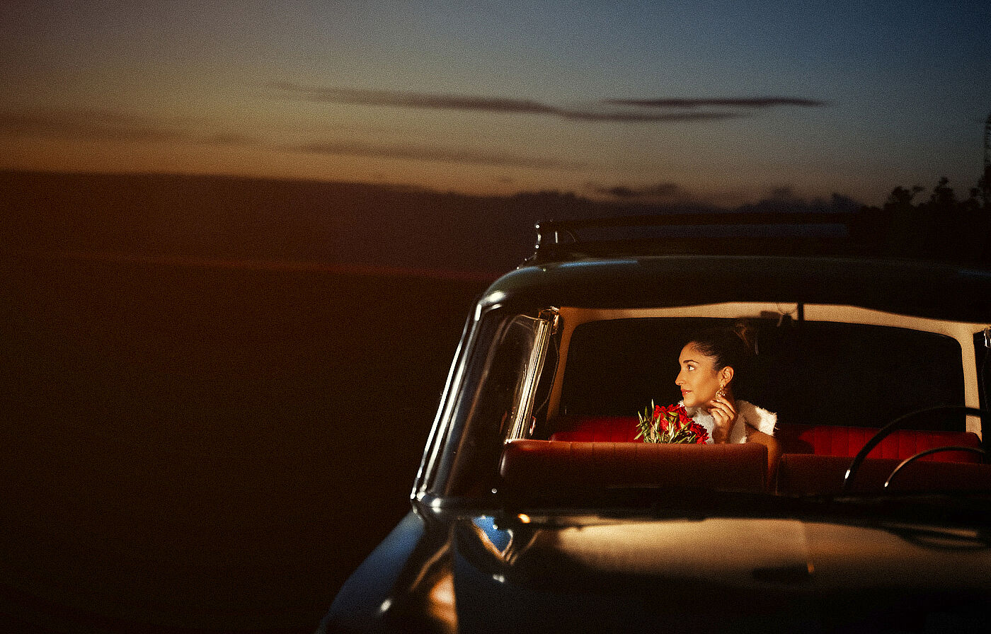 Fraco fotografía - una-novia-mira-por-la-ventanilla-de-un-coche-clasico-ts20250922113841144531.jpg