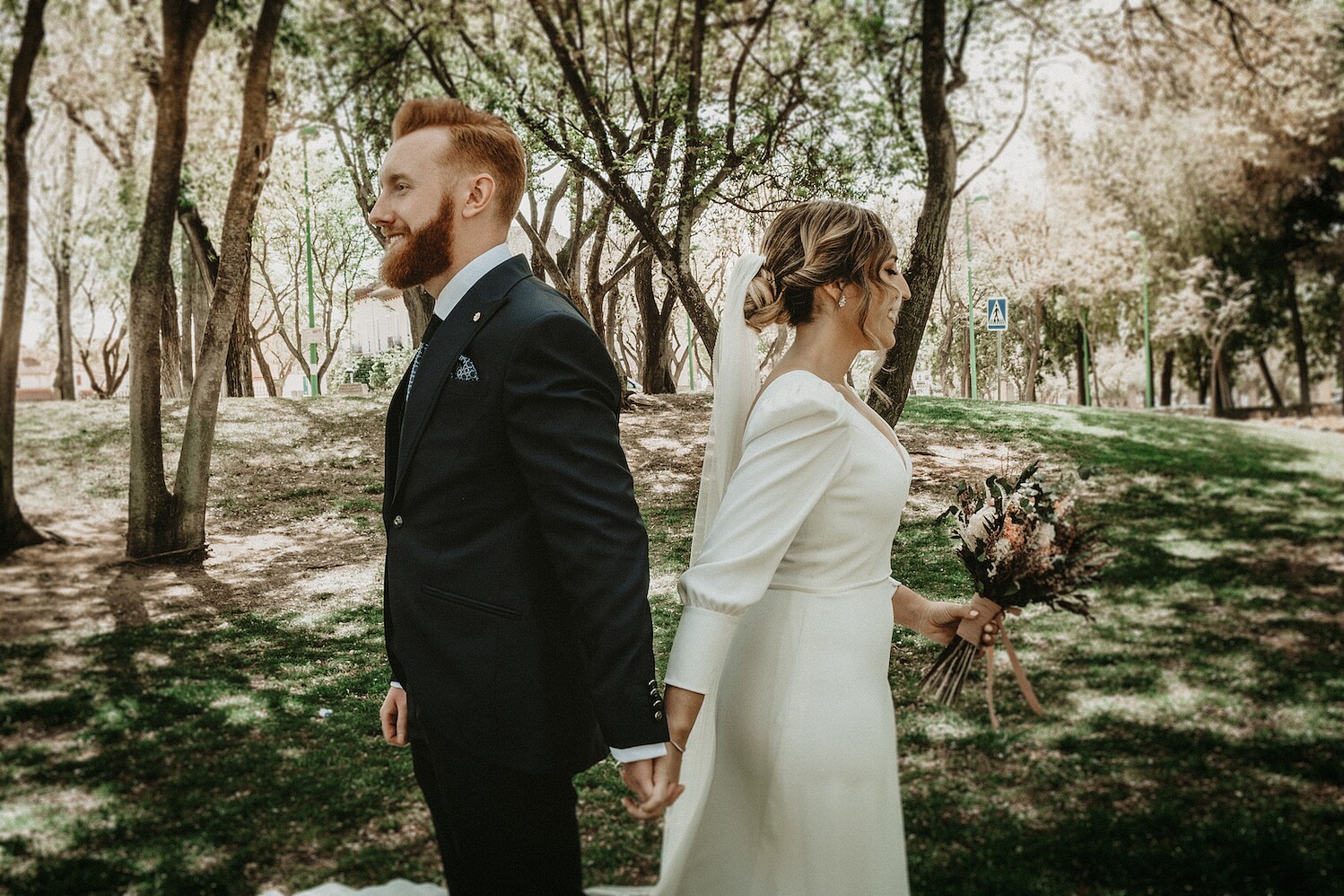 first look novios de espaldas