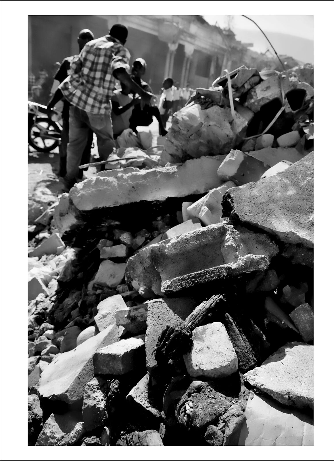 Proyecto14 by Jorge Núñez-Fotografía - muertos-secos_la-cotidianidad-semanas-despues-de-la-tragedia_terremoto-haiti-024-ts20260124192908913530.jpg