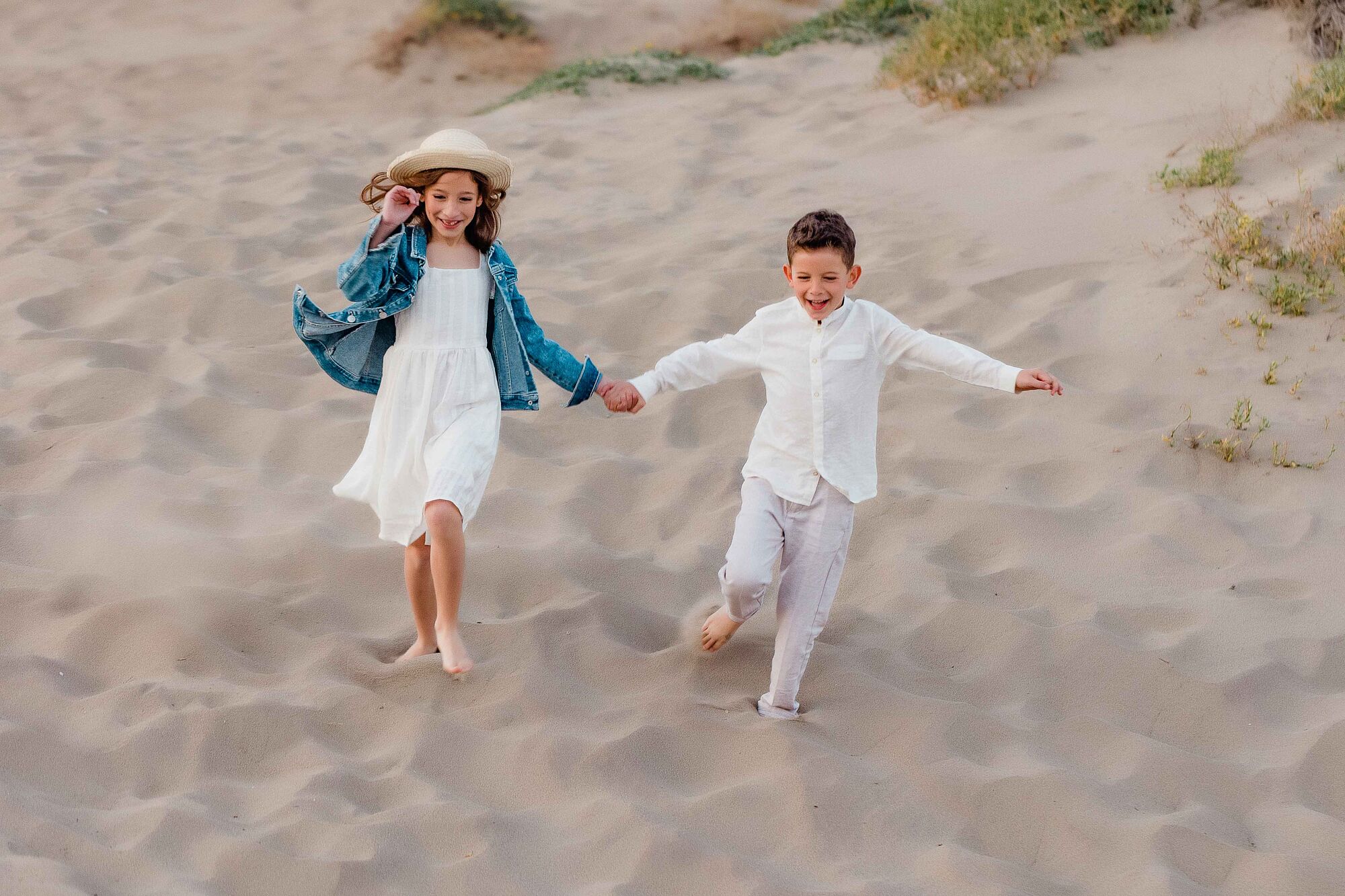 Sesion fotos familia playa cabopino Malaga con niños y familia_-10