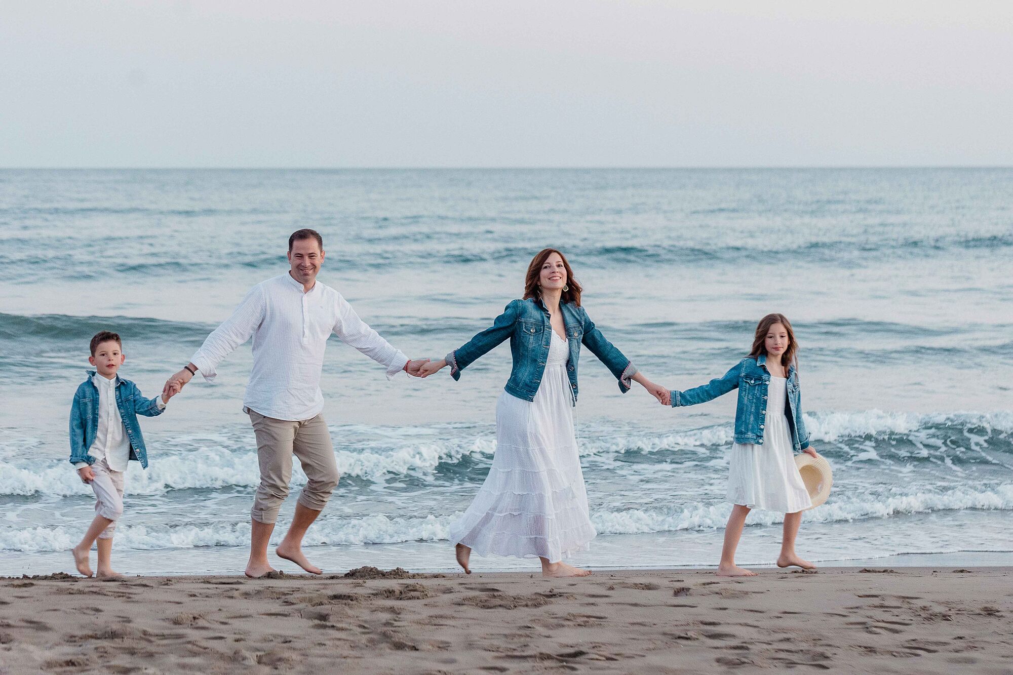 Sesion fotos familia playa cabopino Malaga con niños y familia_-11