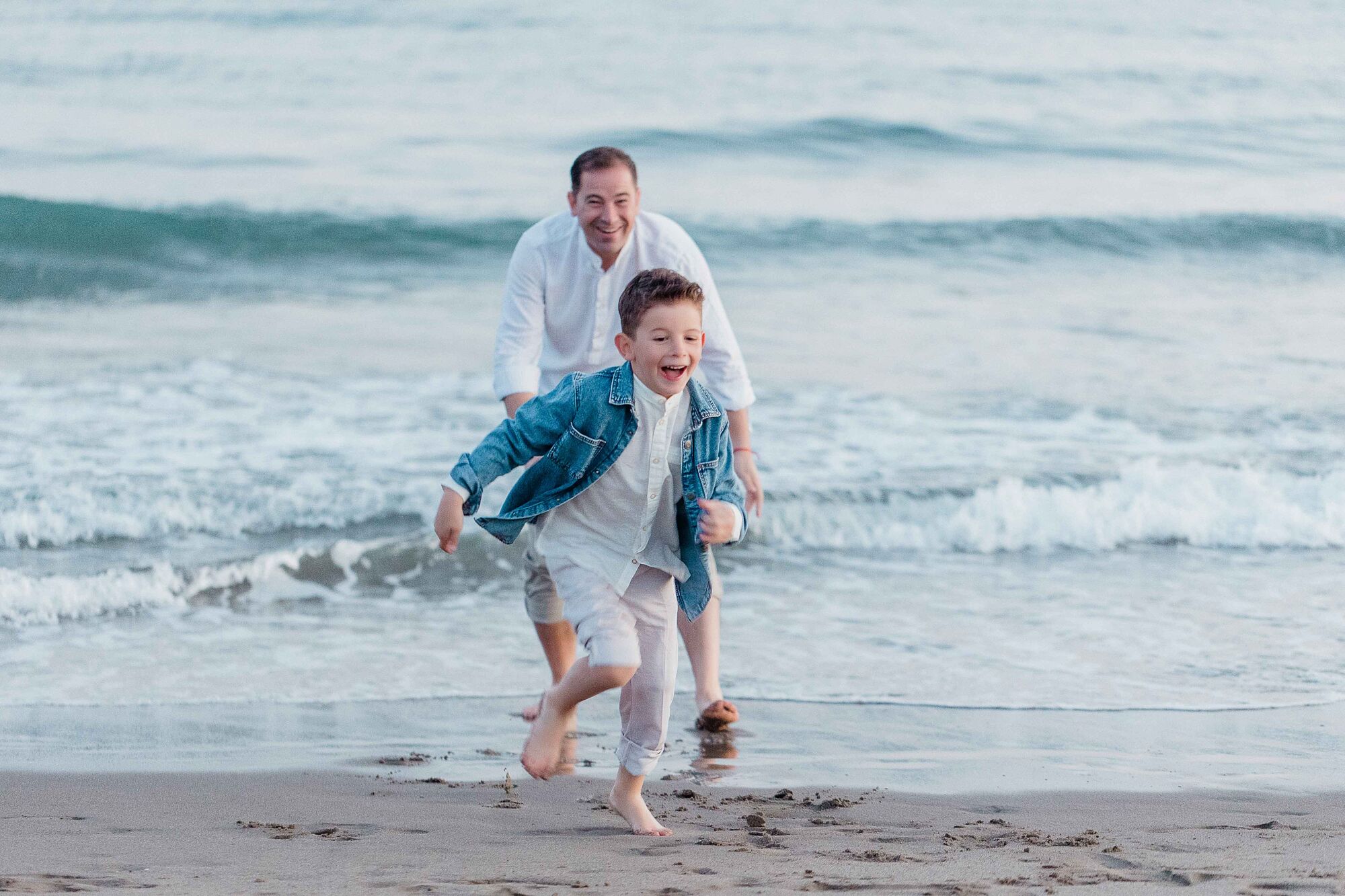 Sesion fotos familia playa cabopino Malaga con niños y familia_-12