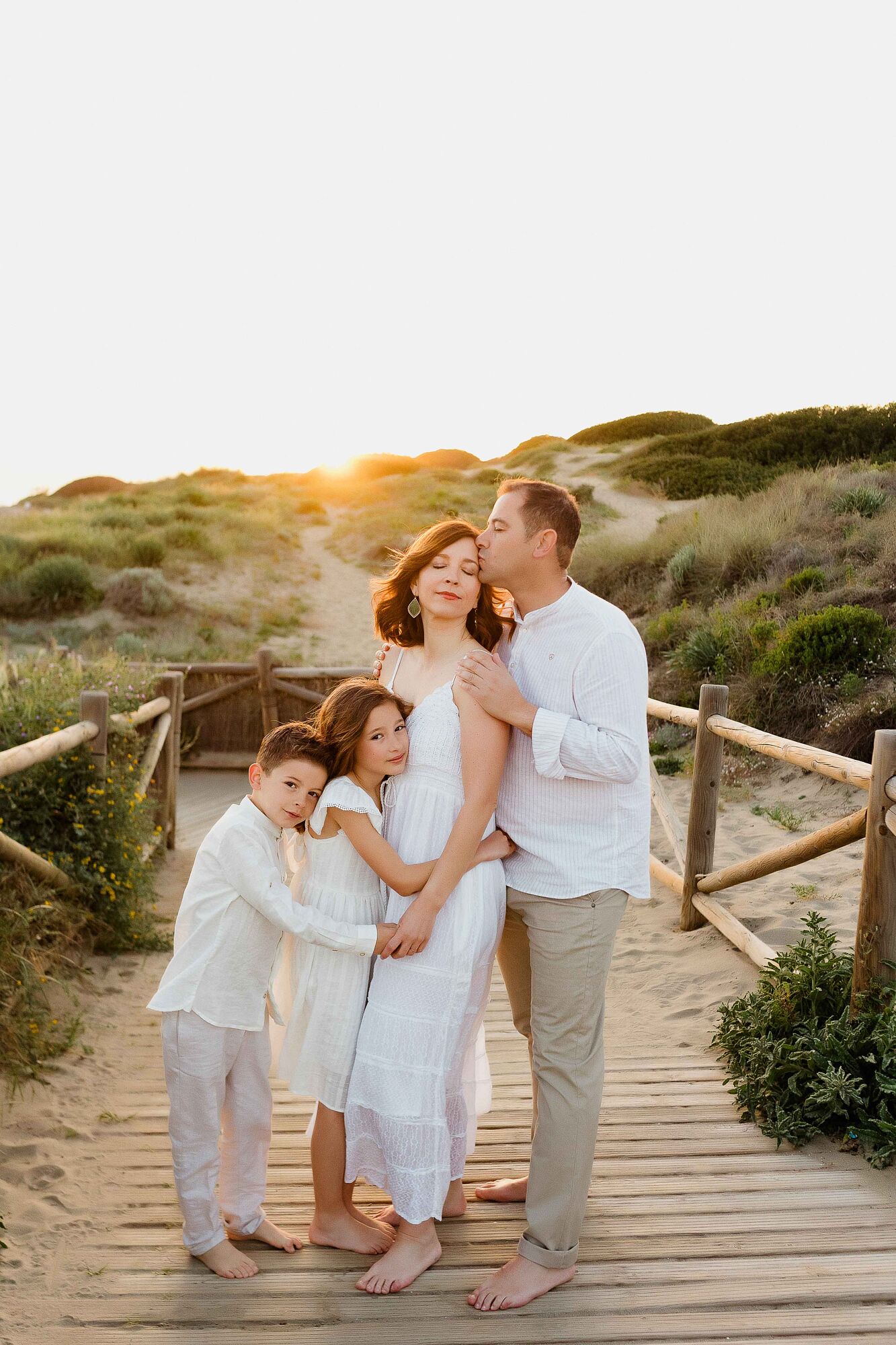 Sesion fotos familia playa cabopino Malaga con niños y familia_-13