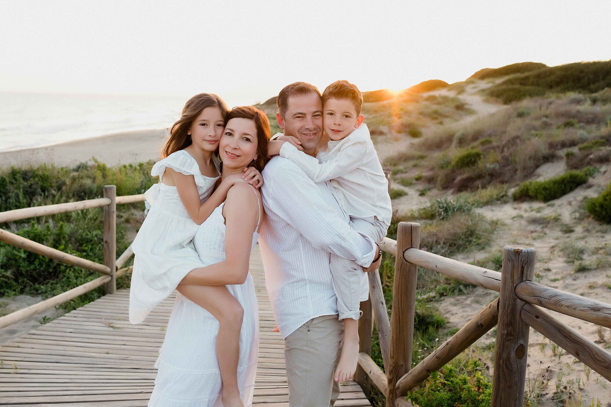 Sesion fotos familia playa cabopino Malaga con niños y familia_-15