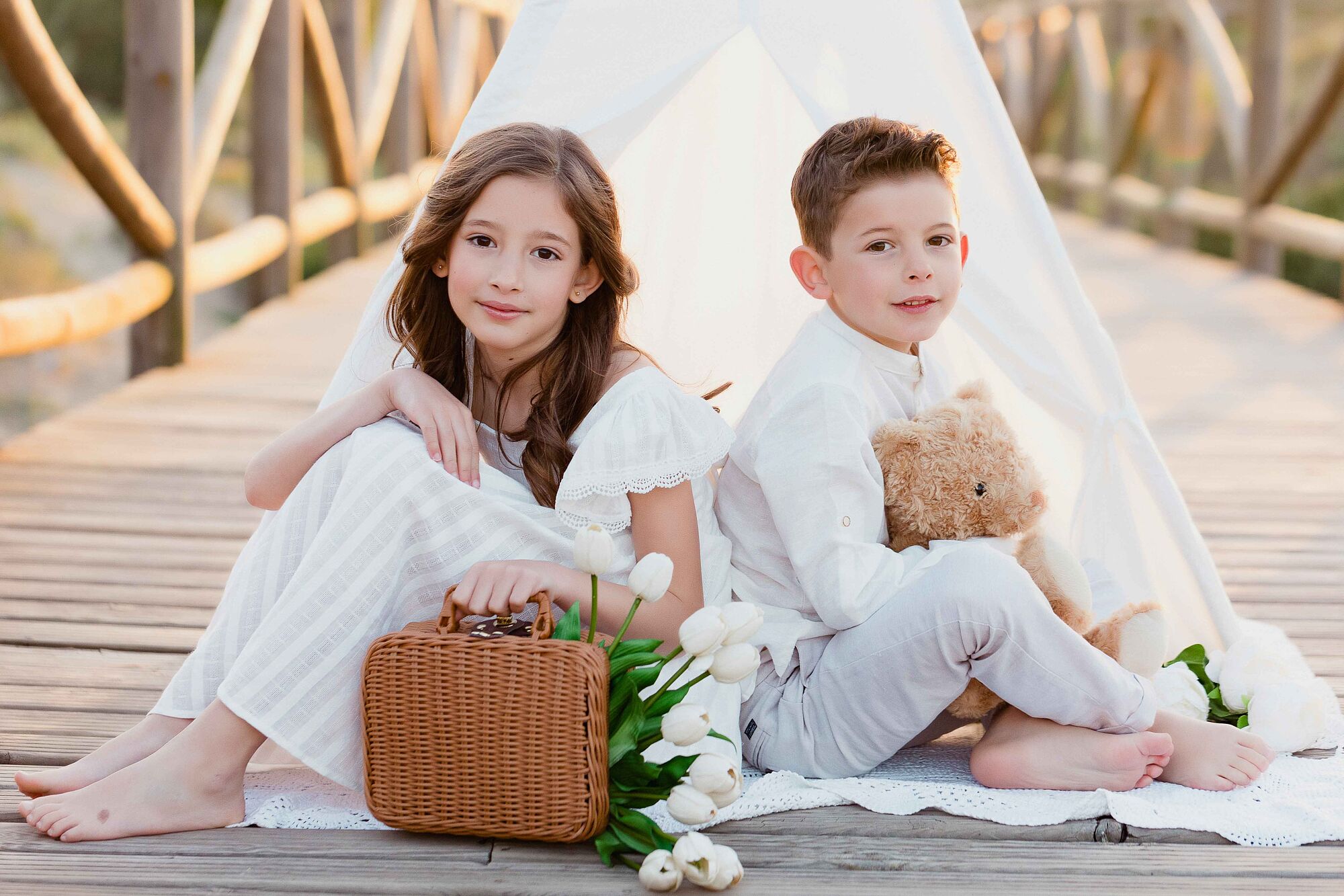 Sesion fotos familia playa cabopino Malaga con niños y familia_