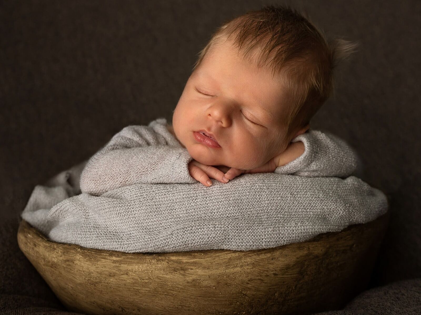Fotografa newborn Vilafranca del Penedès Fotografia de newborn de nena amb gorro rosa
