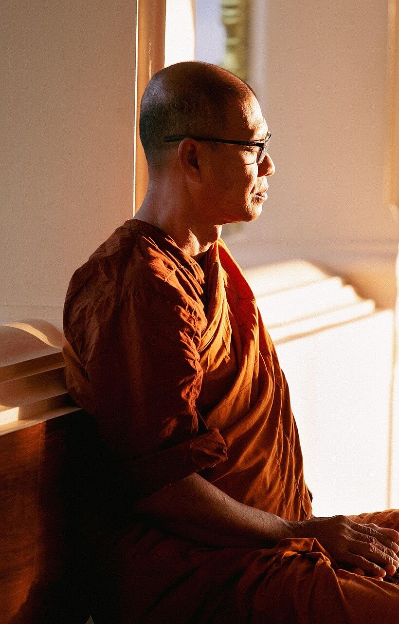 ¿Dónde estamos cuando no estamos pensando? La conciencia más allá del pensamiento meditación, mente en silencio, conciencia plena, vacío mental, atención plena, práctica meditativa, budismo zen, neurociencia y meditación, red neuronal por defecto, monje meditando, respiración consciente, silencio interior, cerebro y meditación, paz mental, meditación profunda, introspección, momentos de calma, presencia, quietud, transformación interior
