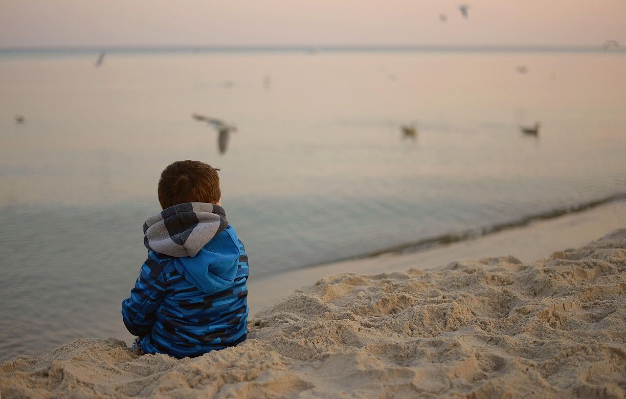 ¿Dónde estamos cuando no estamos pensando? La conciencia más allá del pensamiento meditación, mente en silencio, conciencia plena, vacío mental, atención plena, práctica meditativa, budismo zen, neurociencia y meditación, red neuronal por defecto, monje meditando, respiración consciente, silencio interior, cerebro y meditación, paz mental, meditación profunda, introspección, momentos de calma, presencia, quietud, transformación interior