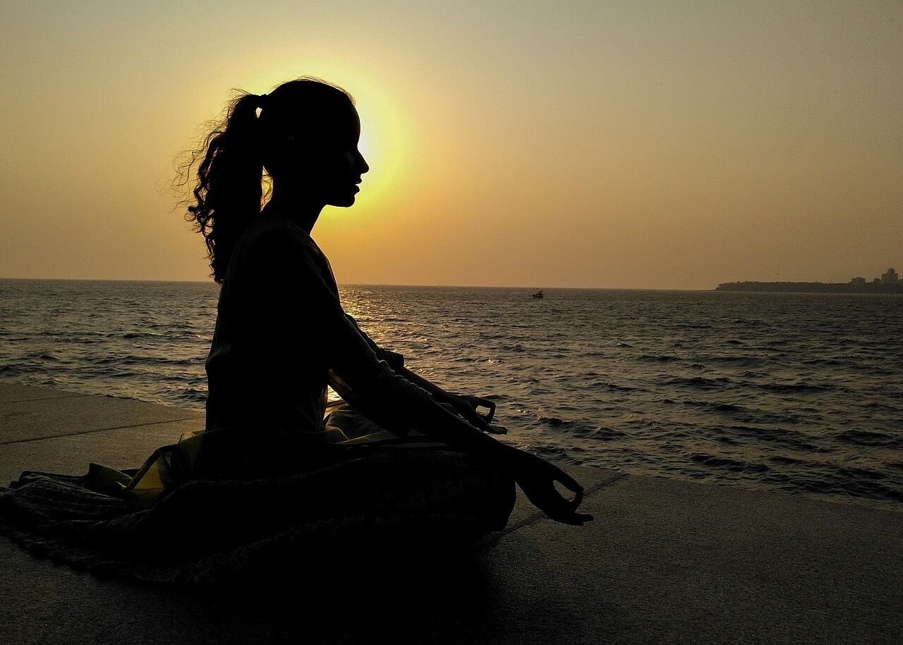 ¿Dónde estamos cuando no estamos pensando? La conciencia más allá del pensamiento meditación, mente en silencio, conciencia plena, vacío mental, atención plena, práctica meditativa, budismo zen, neurociencia y meditación, red neuronal por defecto, monje meditando, respiración consciente, silencio interior, cerebro y meditación, paz mental, meditación profunda, introspección, momentos de calma, presencia, quietud, transformación interior
