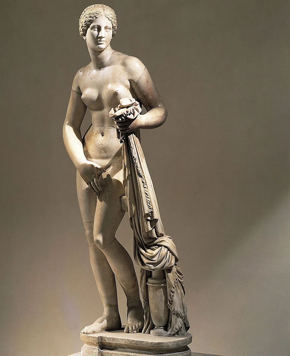La belleza inmortal del mármol griego: rostros, cuerpos y dioses que aún respiran escultura griega clásica, Fidias, Praxíteles, Policleto, Acrópolis de Atenas, Partenón, arte griego, escultura antigua, belleza ideal, proporciones del cuerpo humano, Afrodita de Cnido, Zeus de Olimpia, Doríforo, arte helenístico, escultores griegos, historia del arte, mármol griego, estética clásica, Fidias Atenea Partenos, arte y belleza