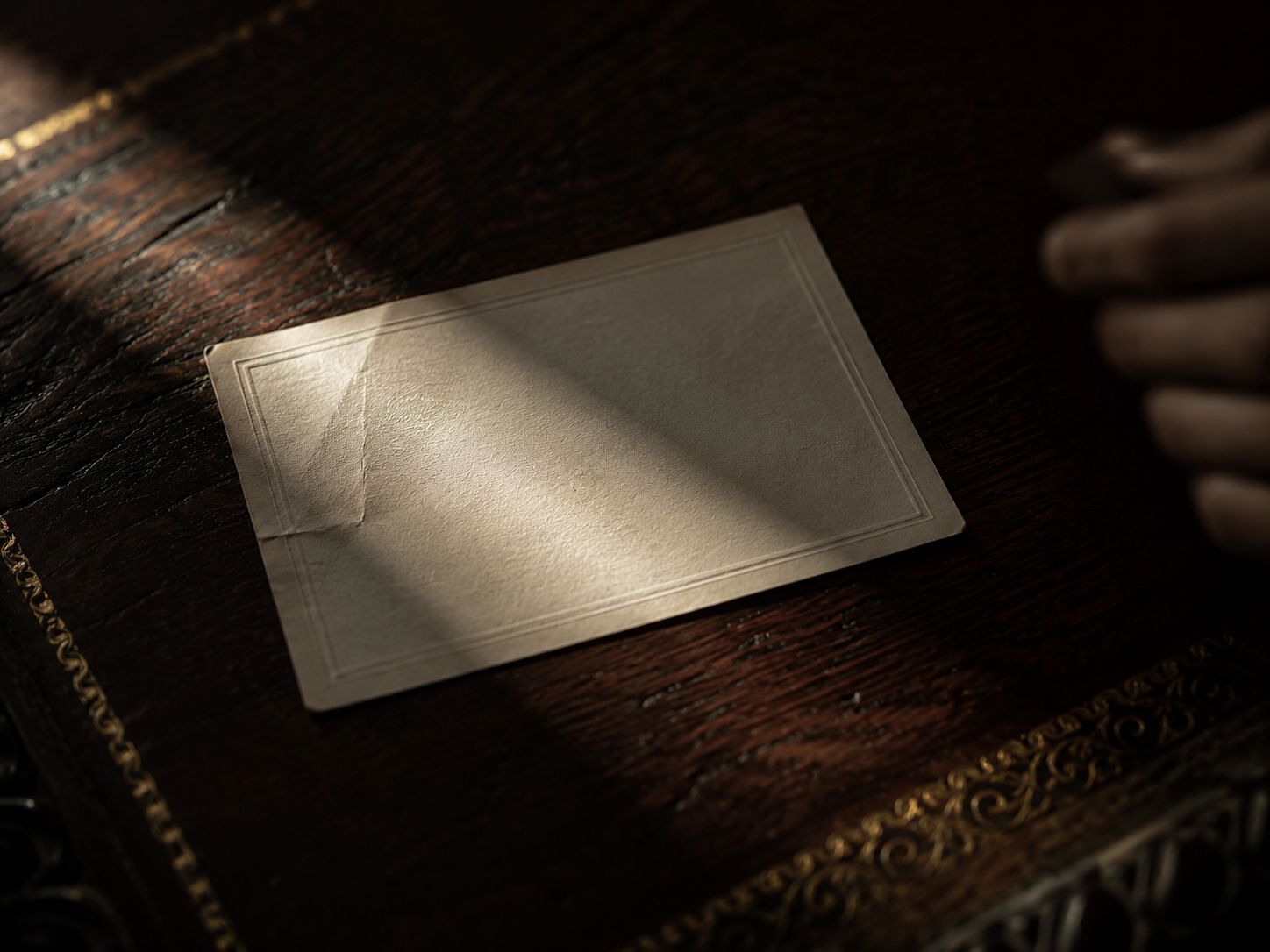 Tarjeta de visita sobre madera oscura victoriana