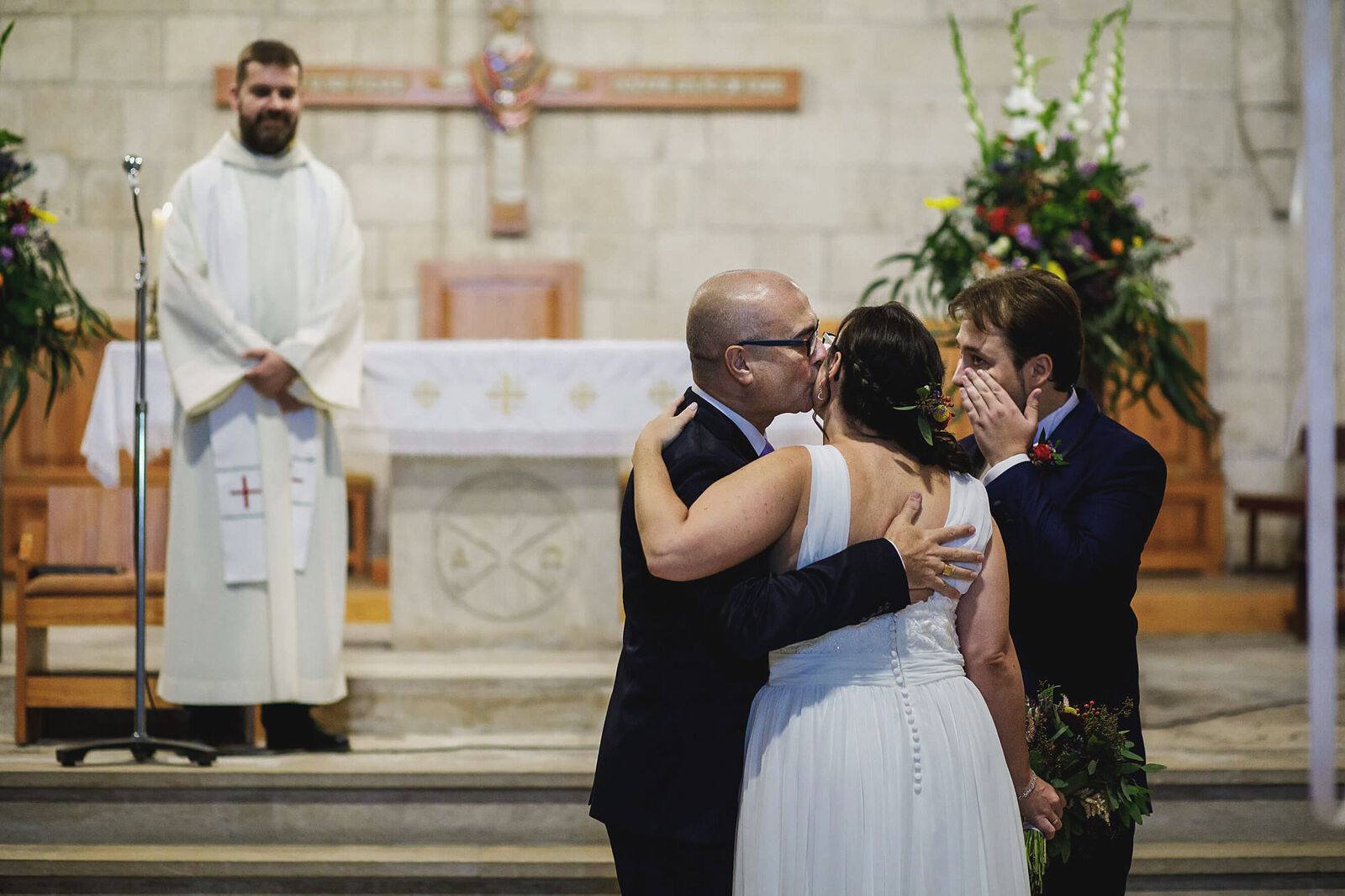 Boda Sant Francesc Vilafranca 21 Els nuvis a la entrada a la cerimonia a l'església Sant Francesc de Vilafranca del Penedès.