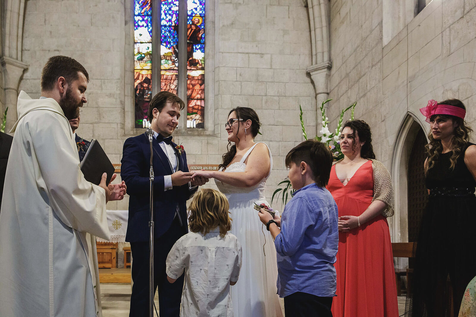 Sant Francesc boda Vilafranca 24 Els nuvis es posen els anells a la boda a l'església de Sant Francesc a Vilafranca del Penedès.