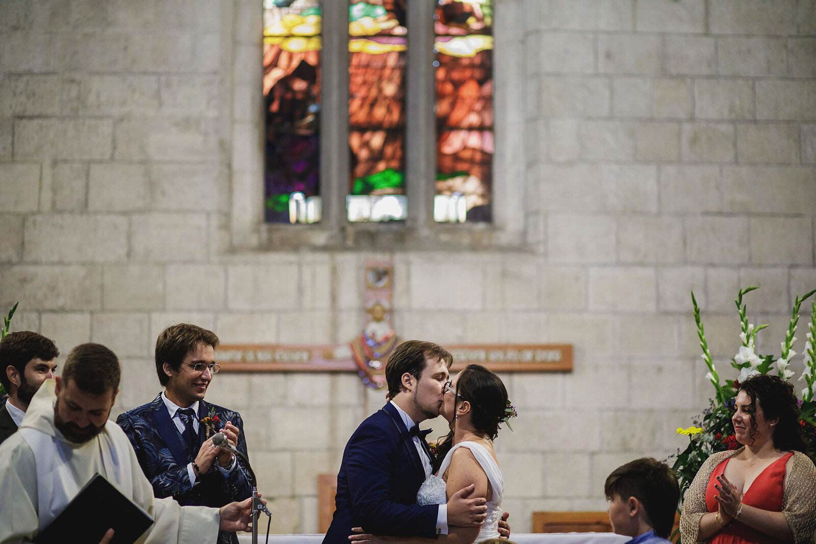 boda església Sant Francesc Vilafranca Penedès 25 Primer petó dels nuvis a la boda a l'església de Sant Francesc de Vilafranca del Penedès.