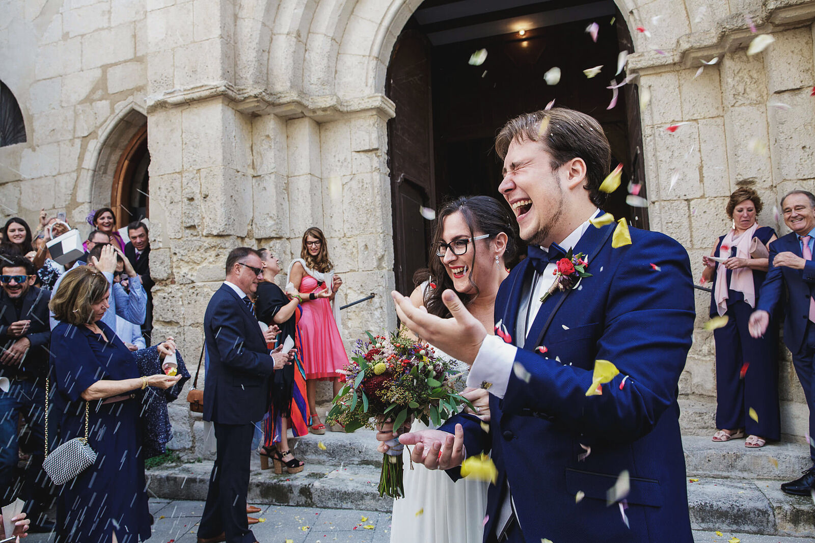 boda església Sant Francesc Vilafranca Penedès 29 Pètals i arròs a la sortida de la cerimonia a l'església de Sant Francesc de Vilafranca del Penedès.