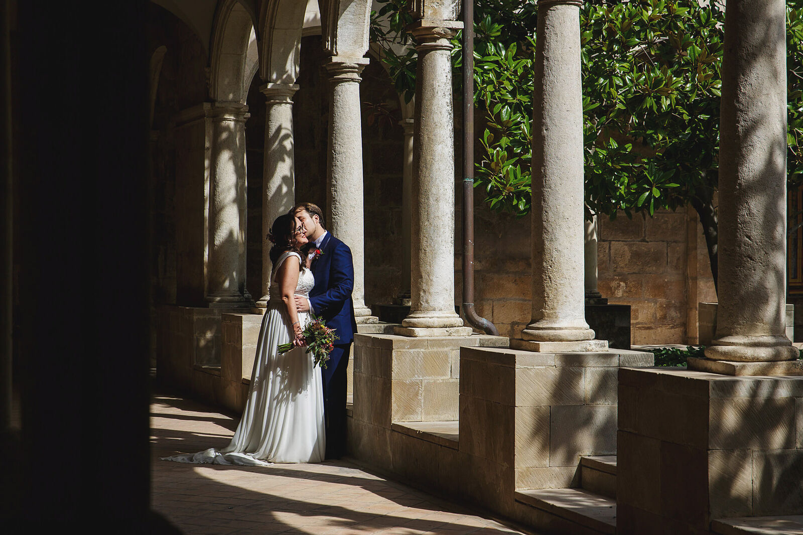 boda claustre esglesia sant francesc vilafranca penedes 30 Els nuvis després del casament al claustre de l'església de Sant Francesc de Vilafranca del Penedès.