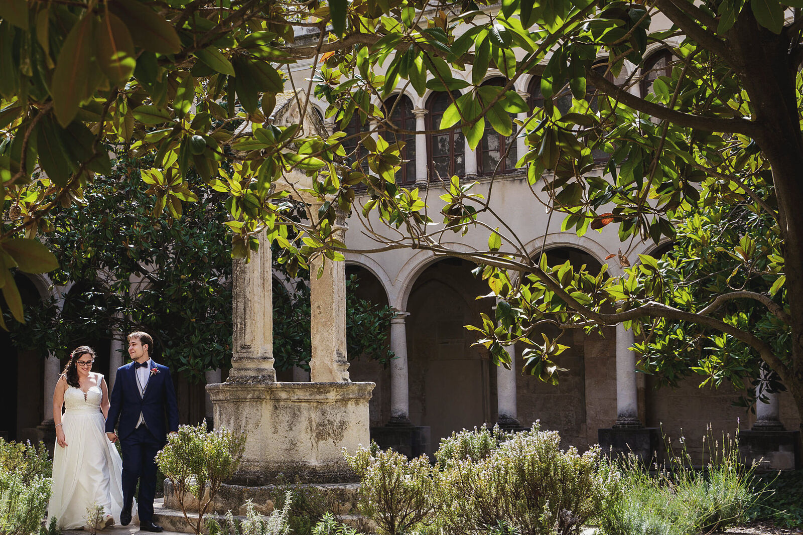 claustre Sant Francesc Vilafranca Penedès boda 32 Els nuvis al claustre de Sant Francesc de Vilafranca del Penedès.