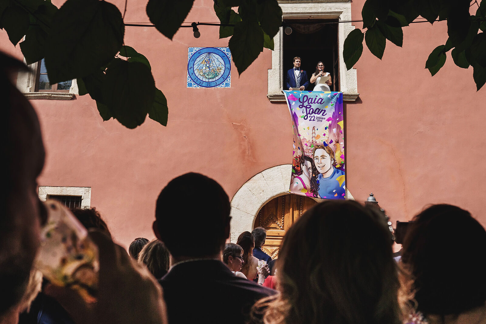 boda masia torre del gall 33 Els nuvis a la façana de la Masia la Torre del Gall el dia de la boda.