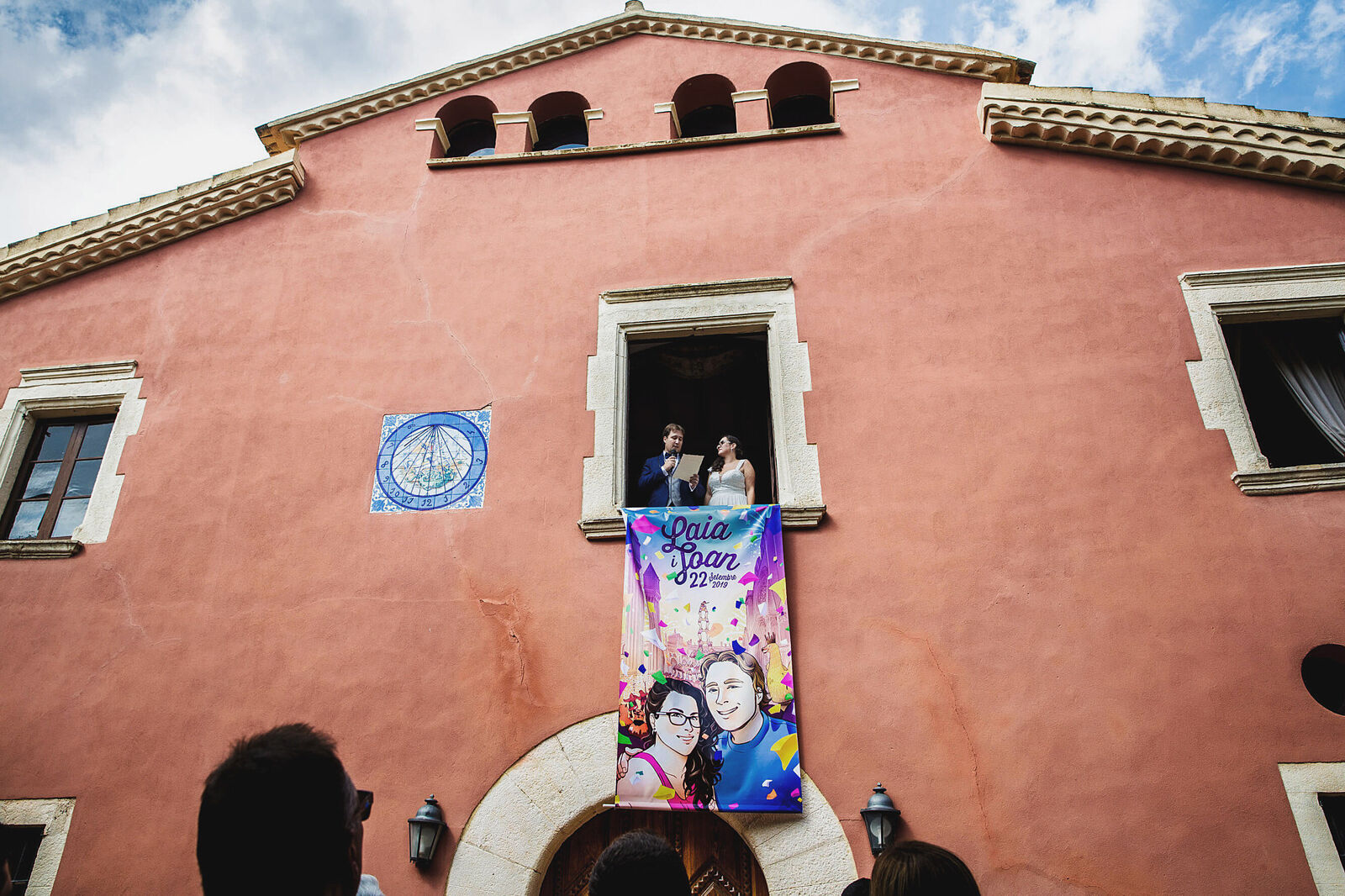 boda masia torre del gall 34 Els nuvis a la façana de la Masia la Torre del Gall el dia del casament.