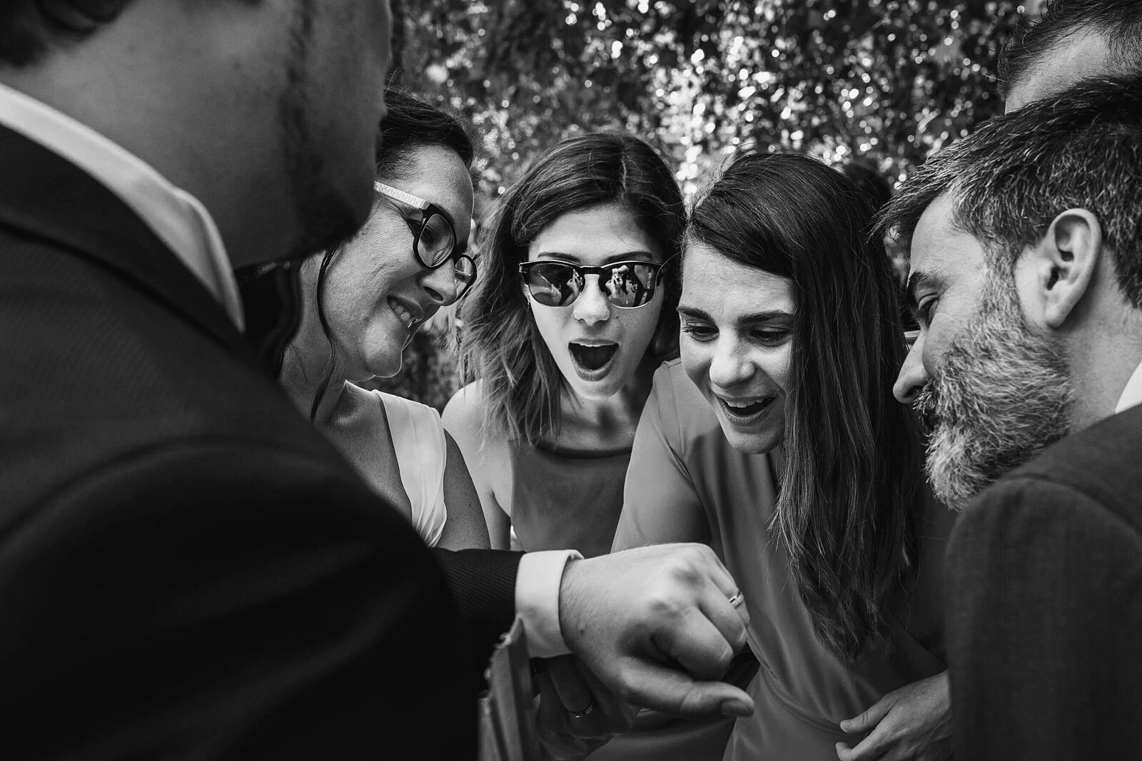 boda masia torre del gall 38 Els anells de nuvis els ensenyen als amics sorpresos al casament a la Masia la Torre del Gall.