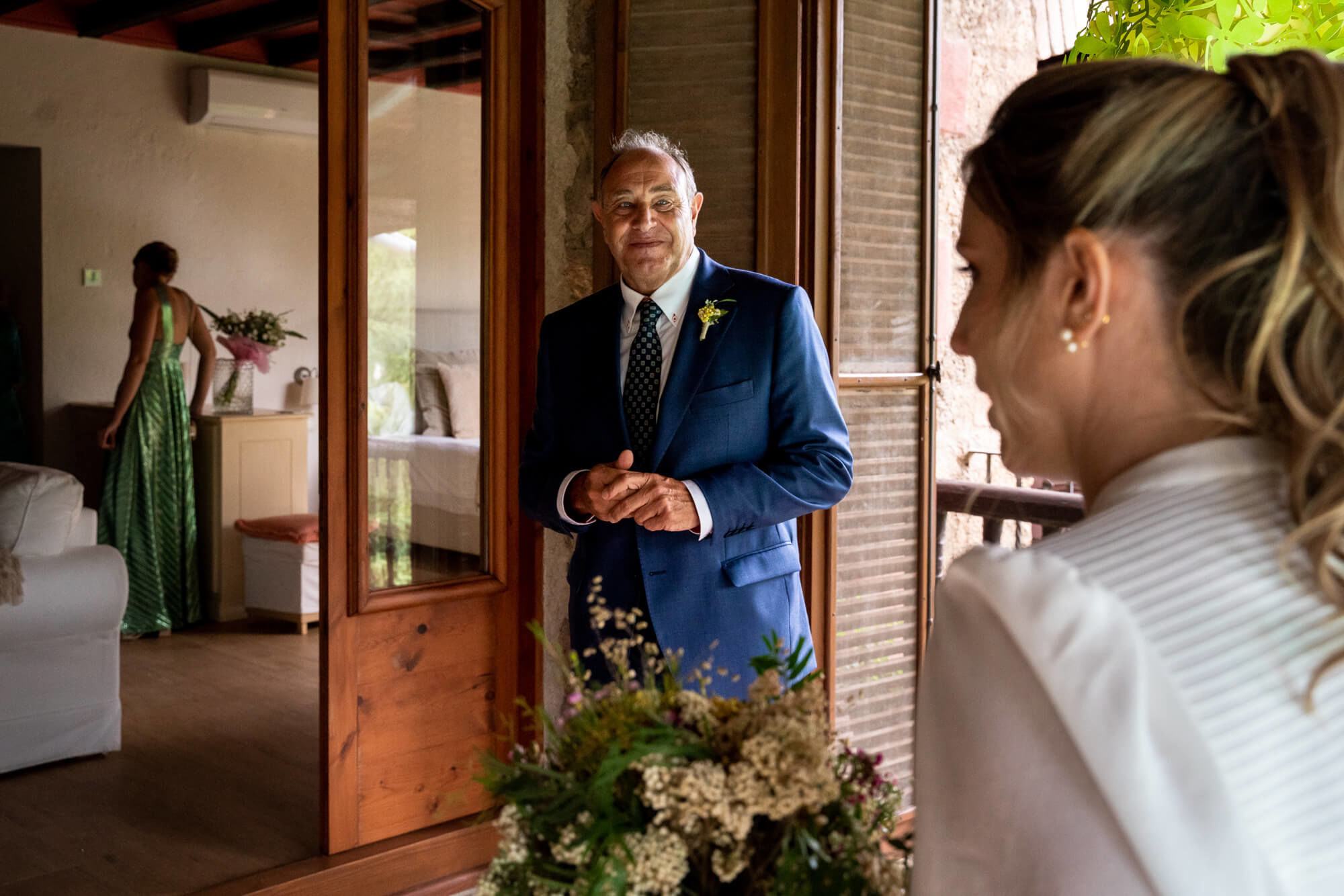 Abans d'entrar a la boda, el pare es mira a la núvia.