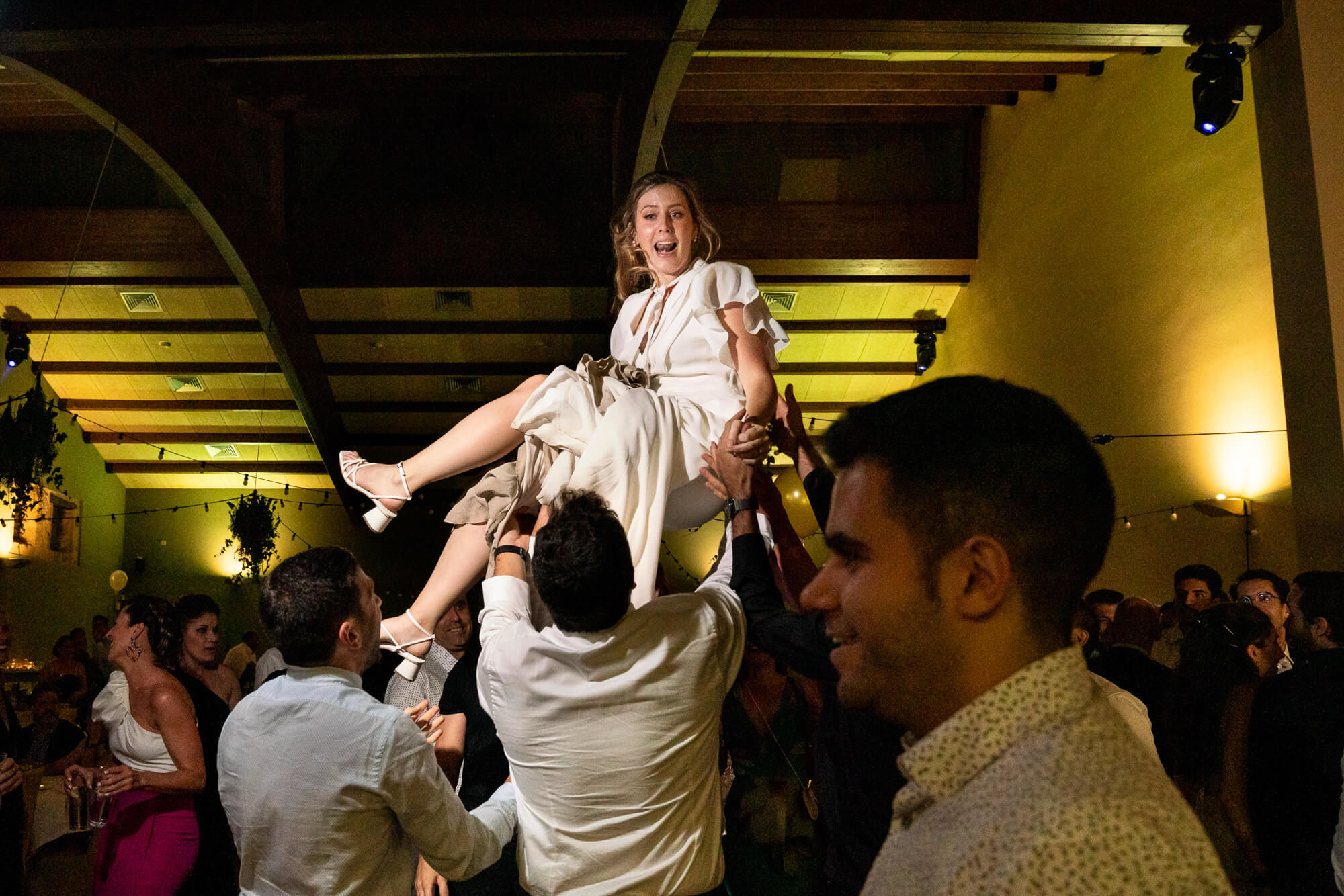 La núvia pels aires a la boda al Mas dels Vivencs a Igualada.