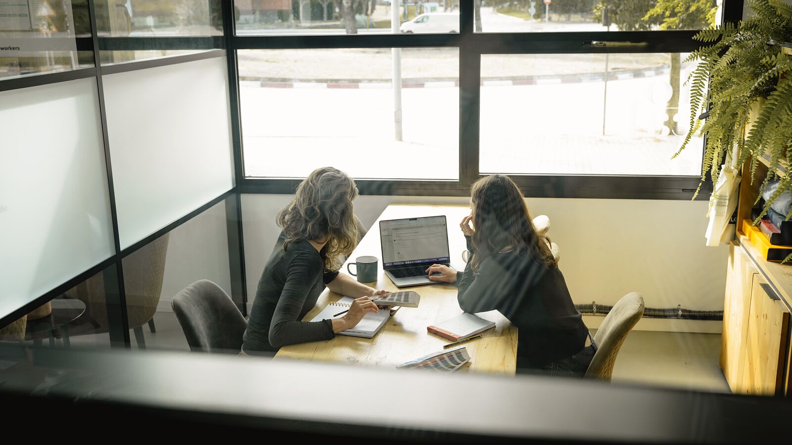 Retrat corporatiu natural per a marca personal Fotografia de producte sobre fons neutre per catàleg web Sessió fotogràfica per empresa local a Montoliu de Segarra Retrat d’equip professional per ús corporatiu Imatge d’espai comercial per ús en xarxes socials