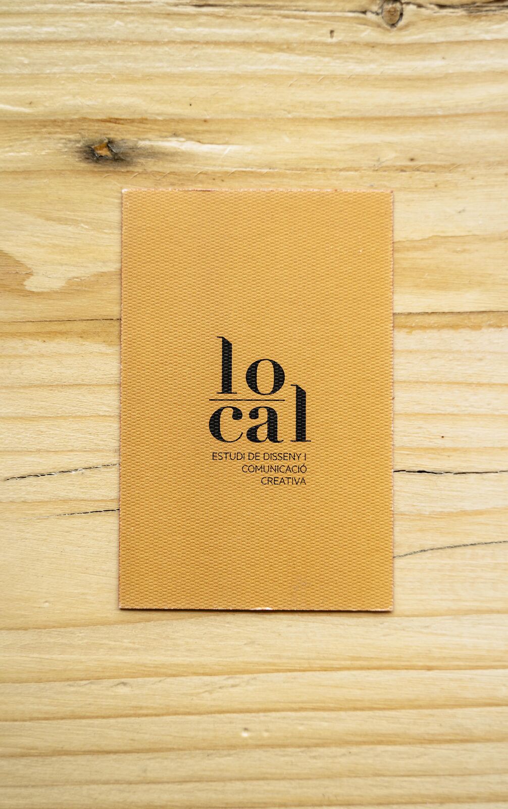 Retrat corporatiu natural per a marca personal Fotografia de producte sobre fons neutre per catàleg web Sessió fotogràfica per empresa local a Montoliu de Segarra Retrat d’equip professional per ús corporatiu Imatge d’espai comercial per ús en xarxes socials
