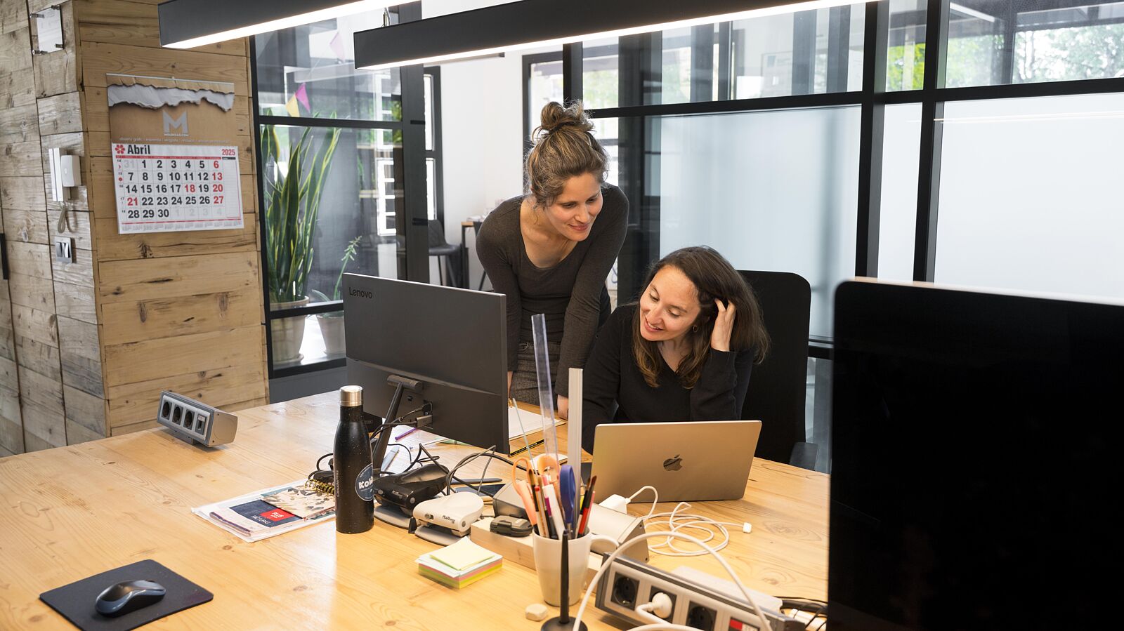 Retrat corporatiu natural per a marca personal Fotografia de producte sobre fons neutre per catàleg web Sessió fotogràfica per empresa local a Montoliu de Segarra Retrat d’equip professional per ús corporatiu Imatge d’espai comercial per ús en xarxes socials
