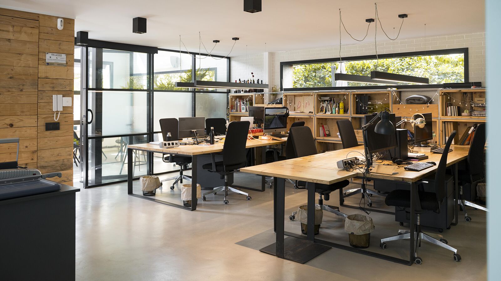 Retrat corporatiu natural per a marca personal Fotografia de producte sobre fons neutre per catàleg web Sessió fotogràfica per empresa local a Montoliu de Segarra Retrat d’equip professional per ús corporatiu Imatge d’espai comercial per ús en xarxes socials