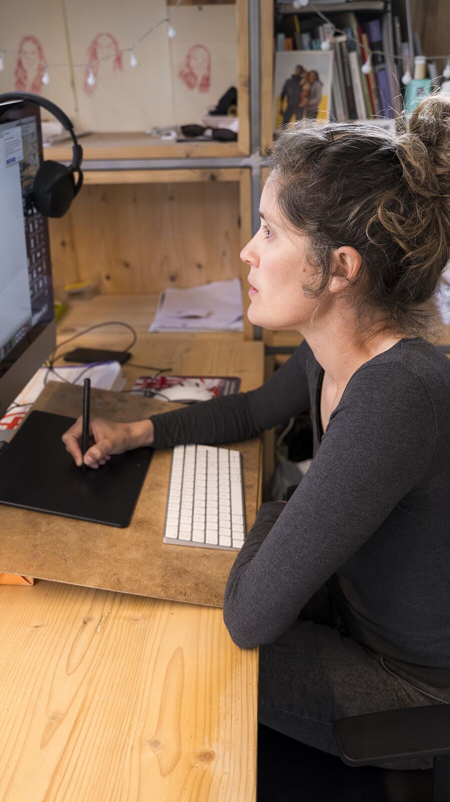 Retrat corporatiu natural per a marca personal Fotografia de producte sobre fons neutre per catàleg web Sessió fotogràfica per empresa local a Montoliu de Segarra Retrat d’equip professional per ús corporatiu Imatge d’espai comercial per ús en xarxes socials