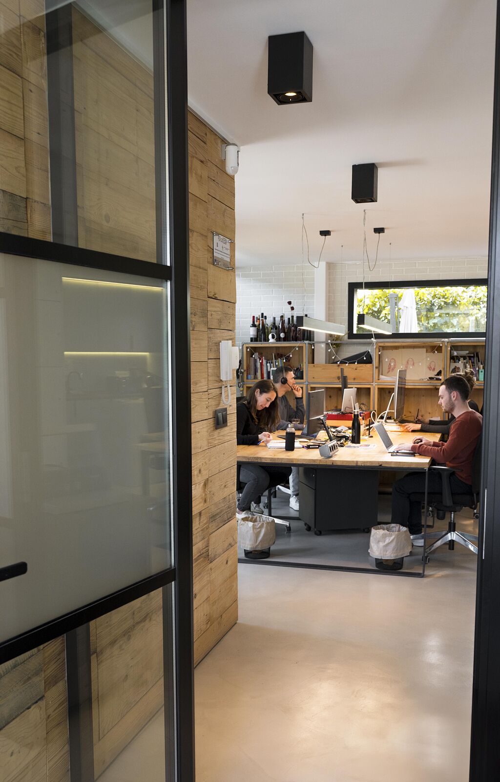 Retrat corporatiu natural per a marca personal Fotografia de producte sobre fons neutre per catàleg web Sessió fotogràfica per empresa local a Montoliu de Segarra Retrat d’equip professional per ús corporatiu Imatge d’espai comercial per ús en xarxes socials