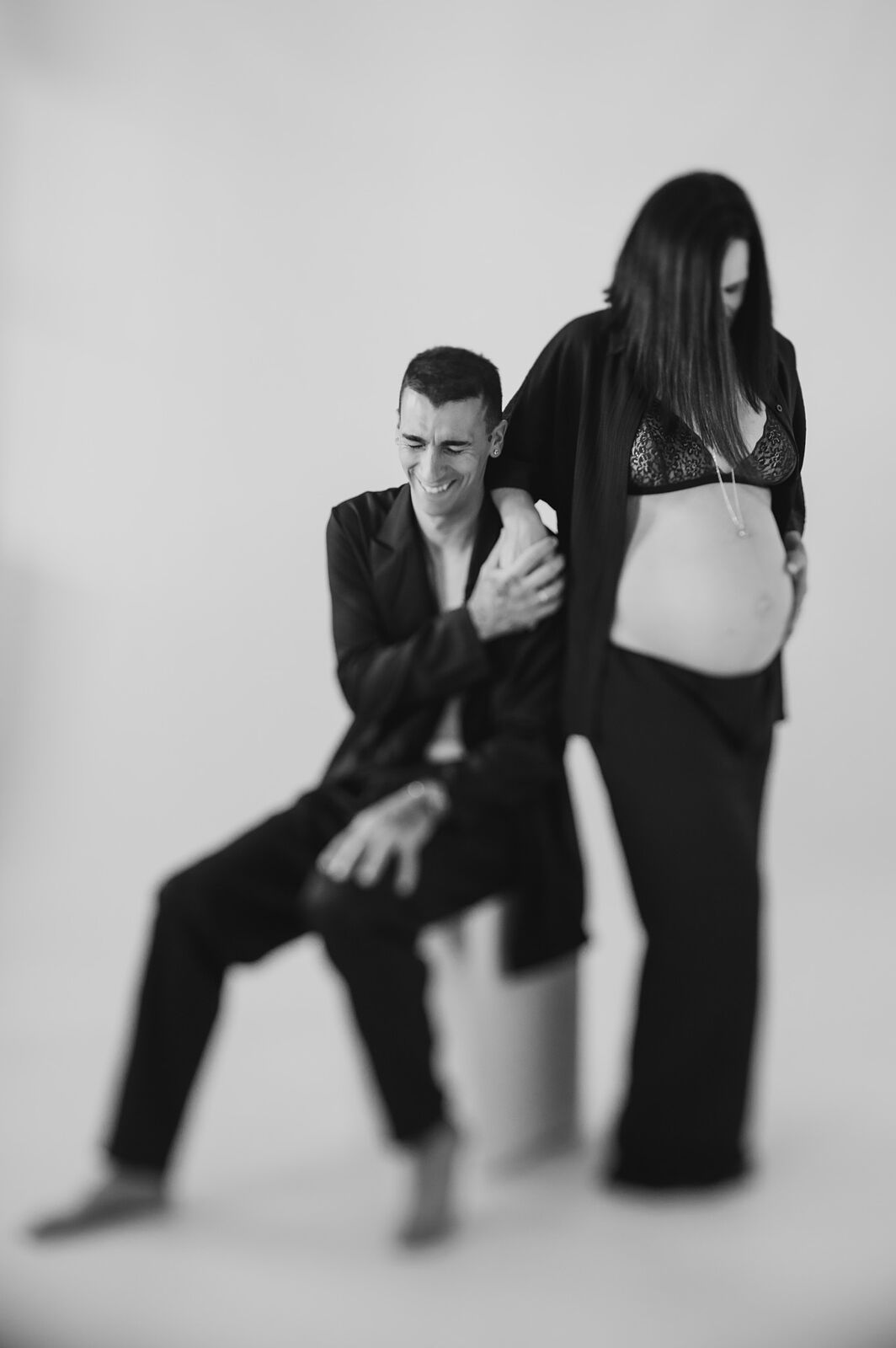 Fran Ortiz Retratista - fotografia-de-embarazo-minimalista-estudio-granada-ts20260108084806563707.jpg