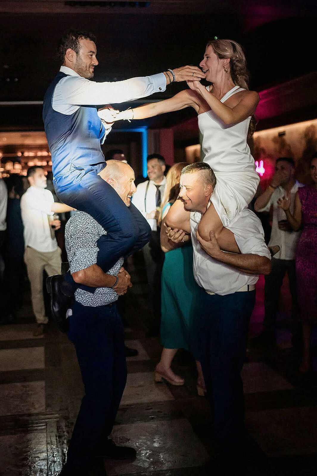 Andrea y Jesús celebrando a hombros de sus amigos durante la fiesta de su boda en el Monasterio de Valbuena.