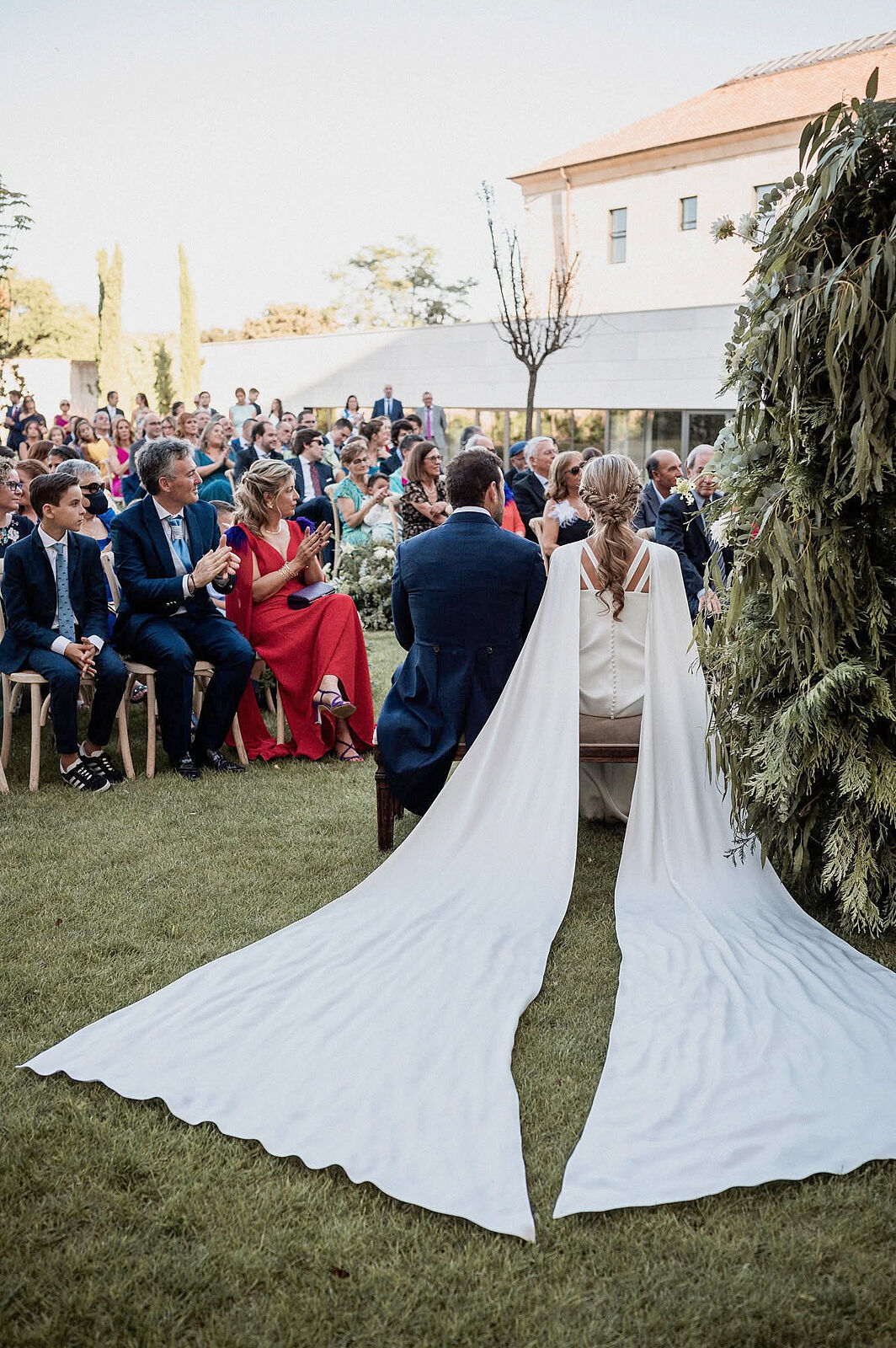vestido-novia-capa-ceremonia-monasterio-valbuena vestido-novia-capa-From-lista-with-love