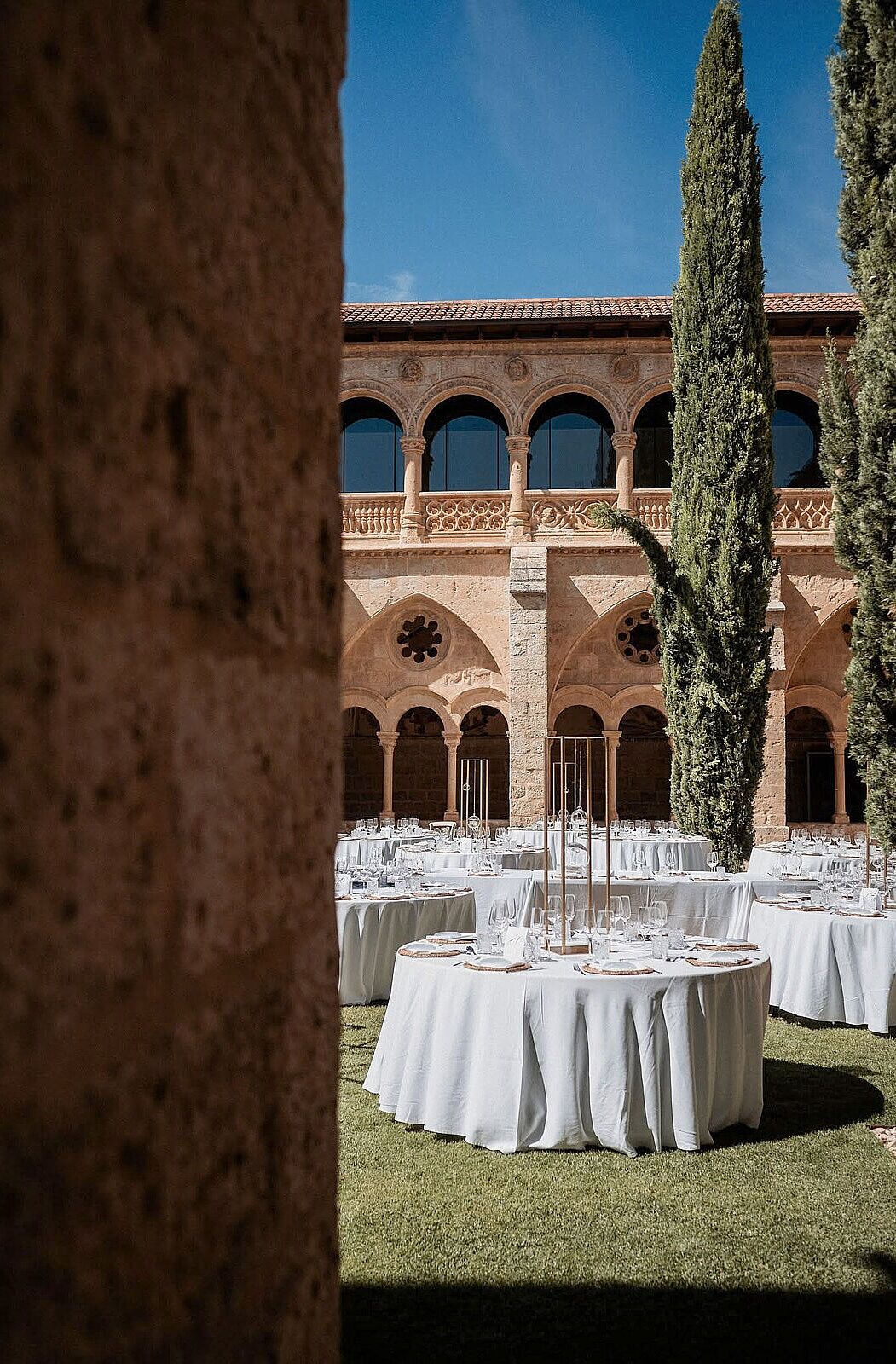 boda-civil-monasterio-valbuena-valladolid Claustro preparado para una boda civil en el Monasterio de Valbuena, Valladolid