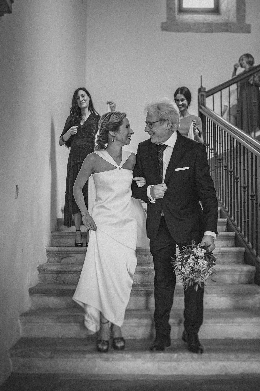 Si puedes bajar del brazo de tu padre en tu boda hazlo