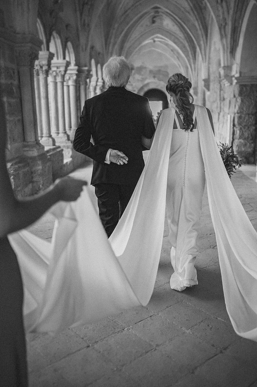 padre e hija en direccion a la boda