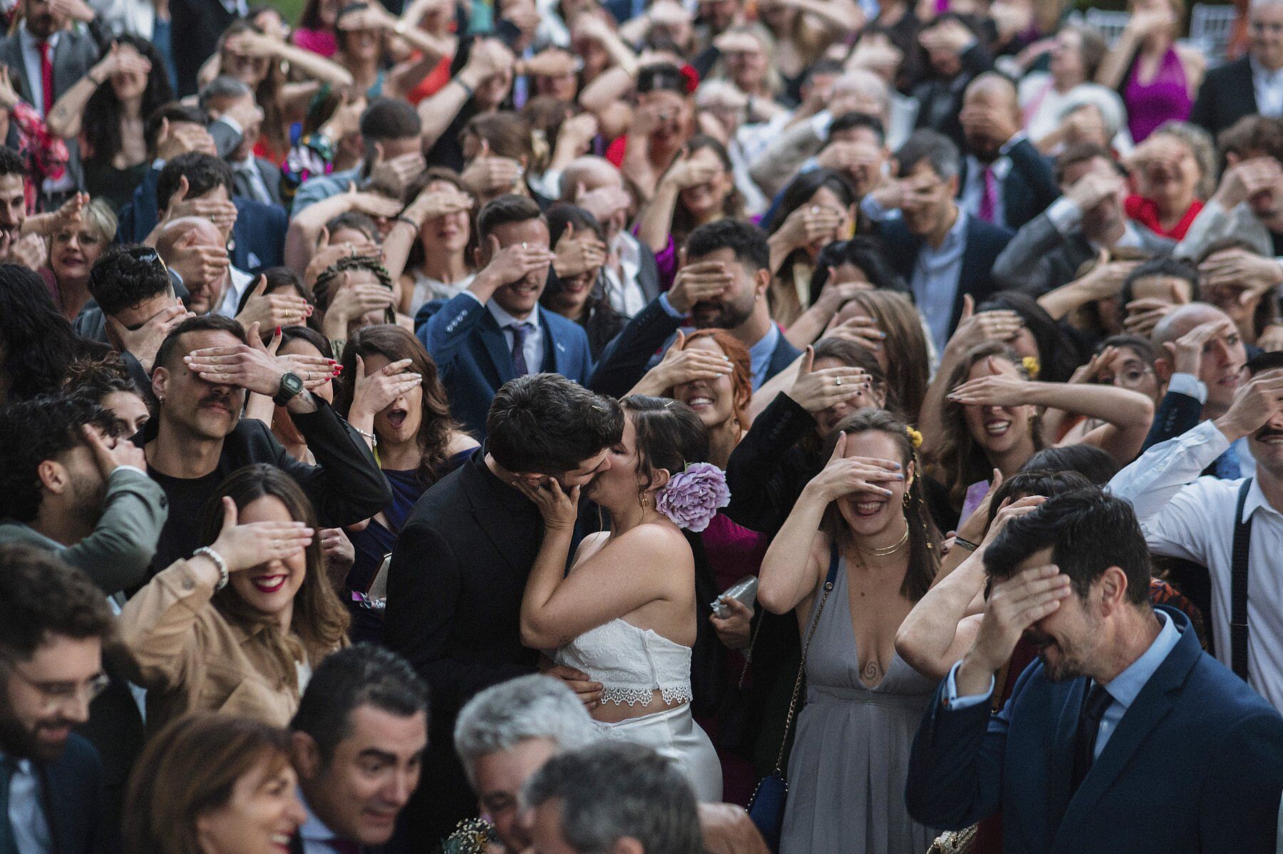 boda-beso-invitados-juego