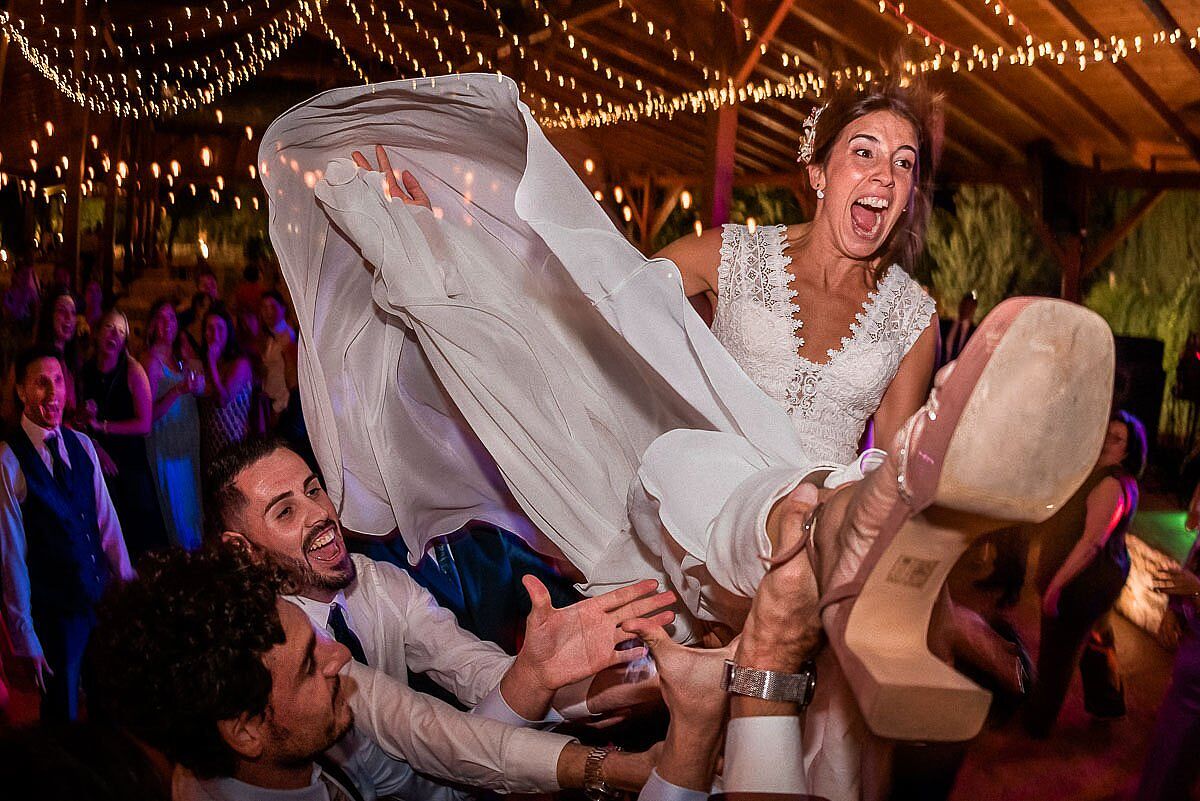 boda-fiesta-novia-en-volandas