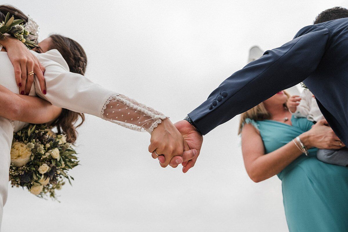 boda-manos-pareja-abrazos