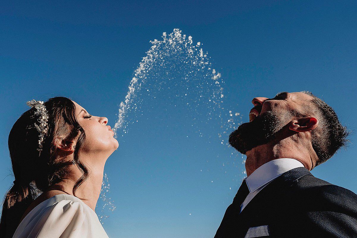 boda-pareja-juego-agua