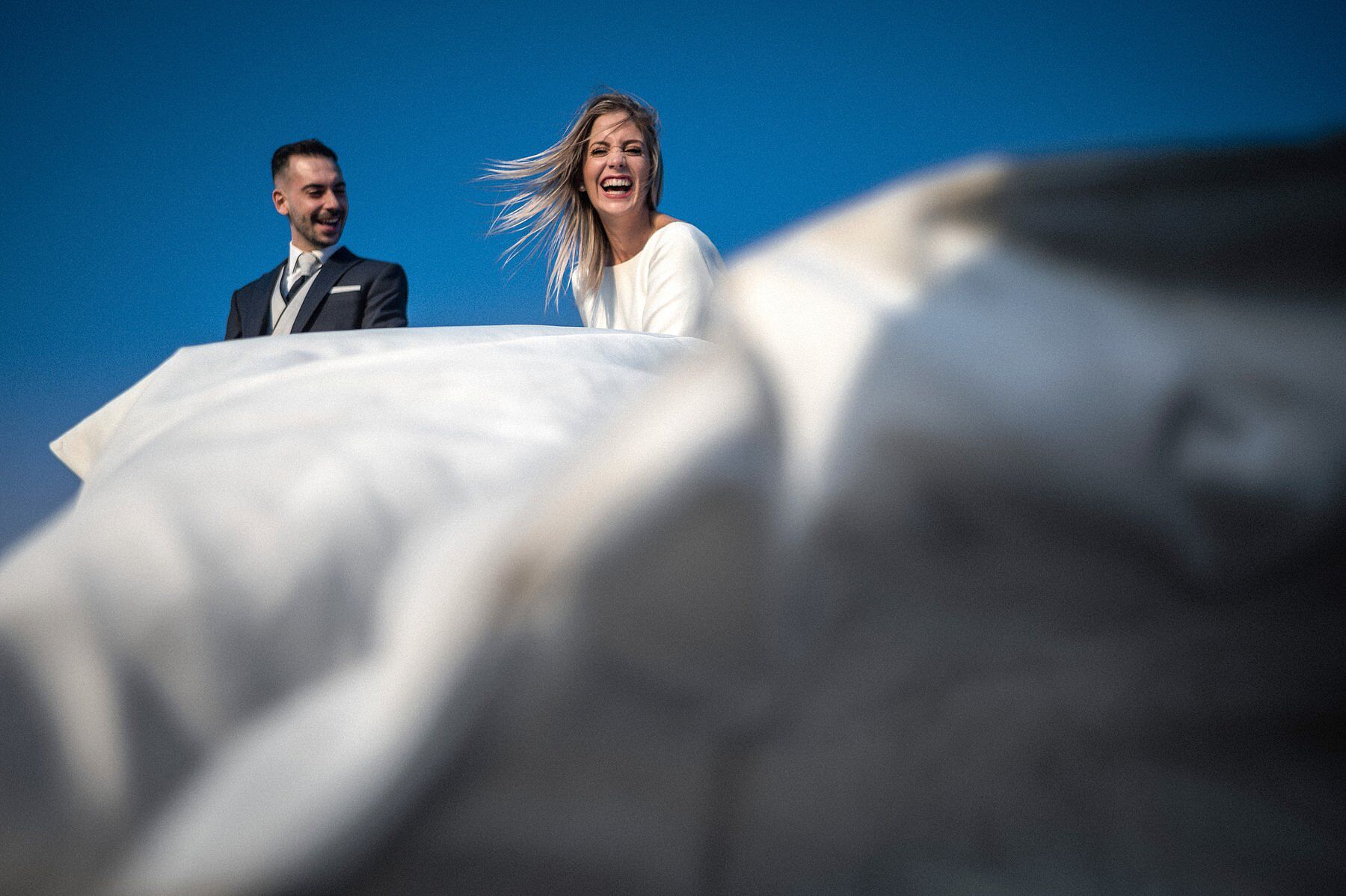 postboda-pareja-risa-movimiento